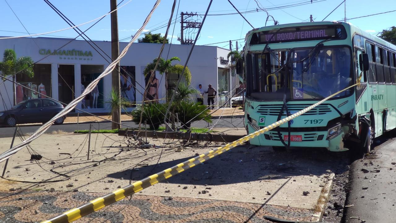 Foto 5 de 10 — Susto grande após grave acidente na Bento de Abreu; ‘vítimas com ferimentos leves’